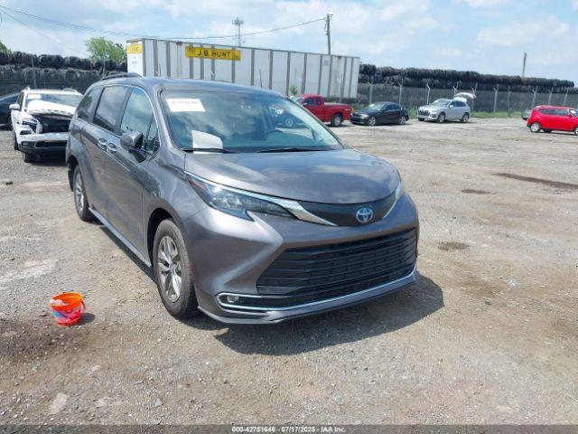  Salvage Toyota Sienna