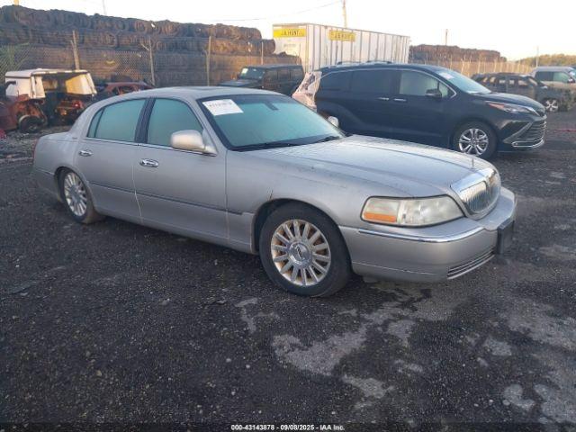  Salvage Lincoln Towncar