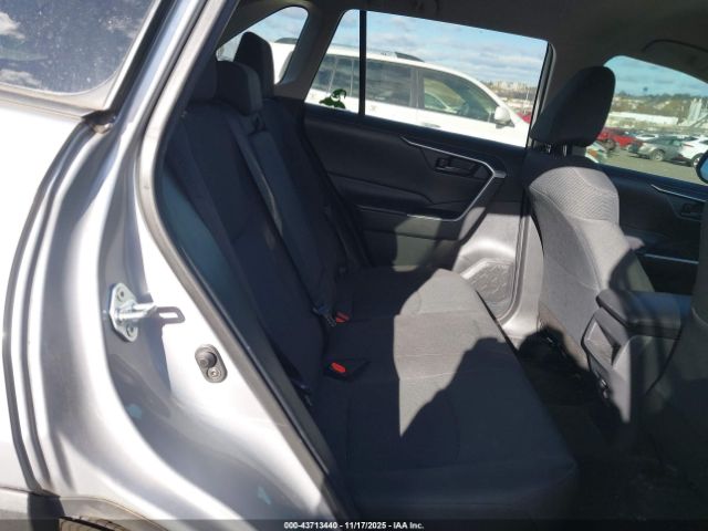 Toyota RAV4 Le Image 16