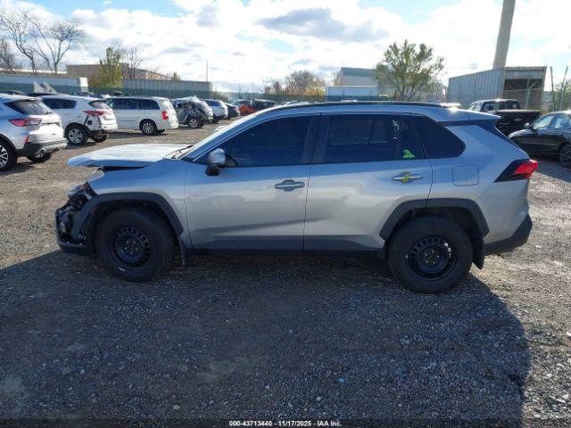 Toyota RAV4 Le Image 14