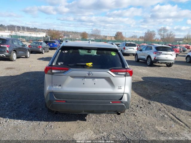 Toyota RAV4 Le Image 3