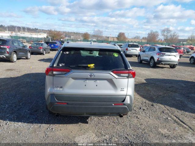 Toyota RAV4 Le Image 3