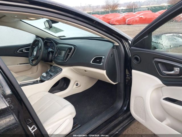 Chrysler 200 Limited Image 16