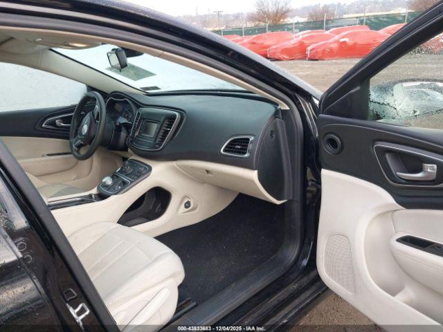 Chrysler 200 Limited Image 16