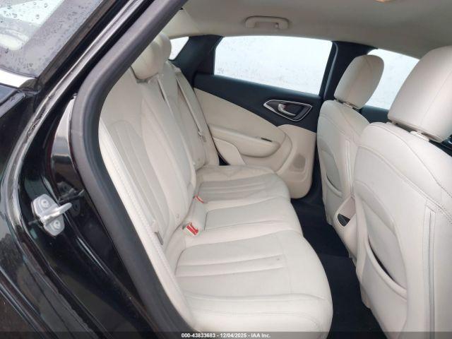 Chrysler 200 Limited Image 4