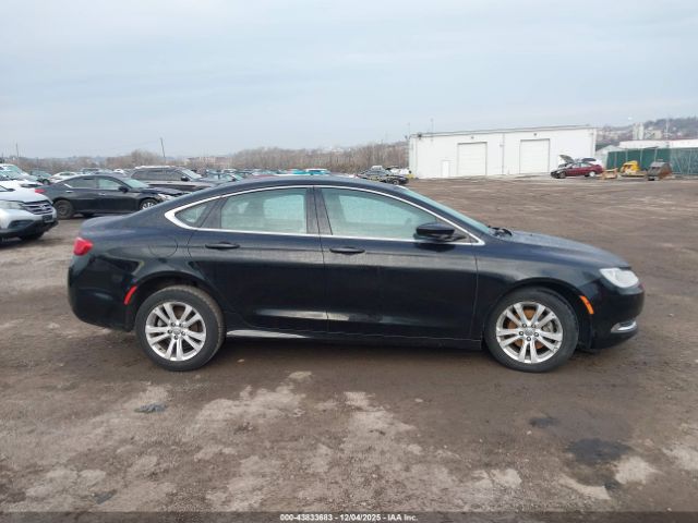 Chrysler 200 Limited Image 12