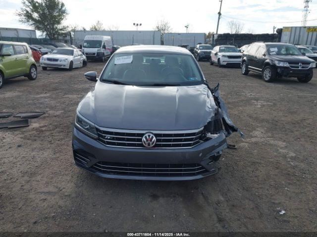 Volkswagen Passat Image 11