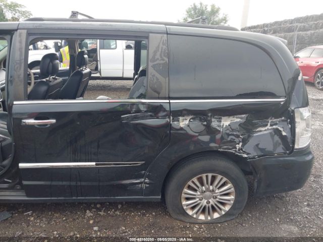 Chrysler Town & Country Touring-l Image 11