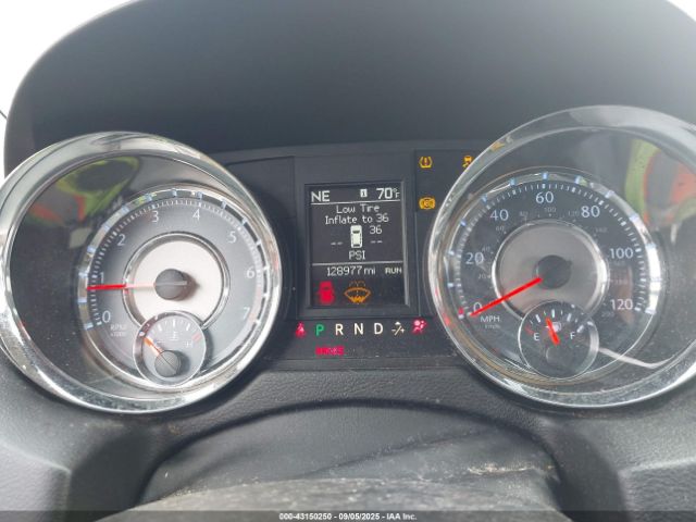 Chrysler Town & Country Touring-l Image 10