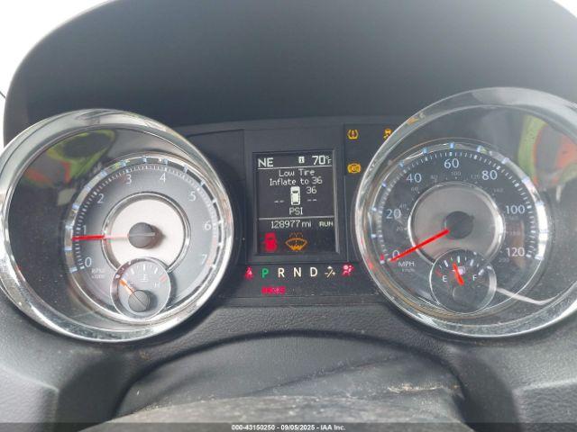 Chrysler Town & Country Touring-l Image 10