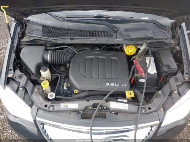 Chrysler Town & Country Touring-l Image 13