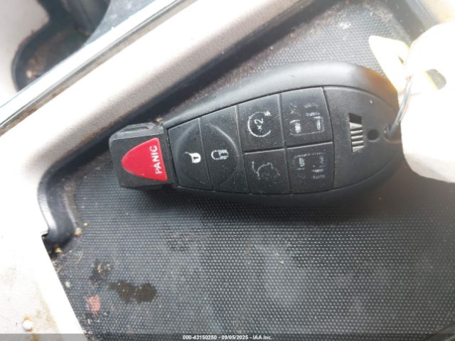 Chrysler Town & Country Touring-l Image 3