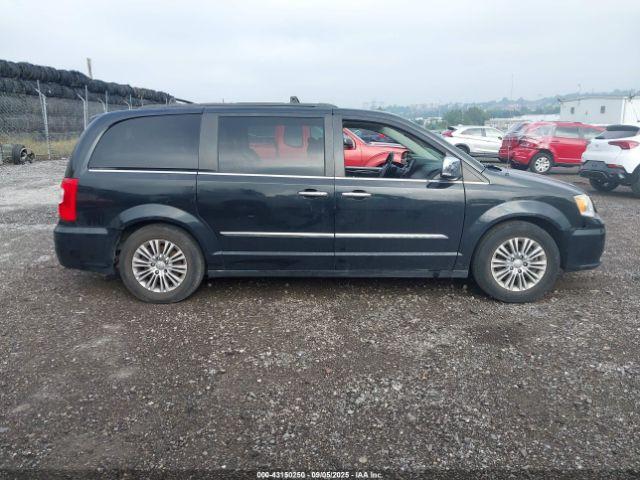 Chrysler Town & Country Touring-l Image 6