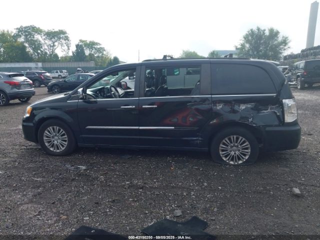 Chrysler Town & Country Touring-l Image 12