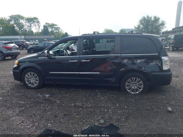 Chrysler Town & Country Touring-l Image 12