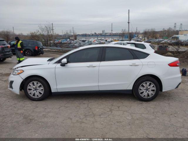 Ford Fusion S Image 14