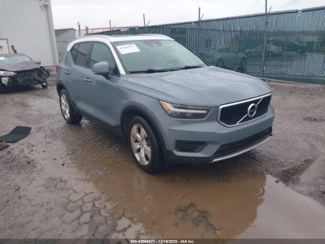 Volvo XC40 Momentum Image 1