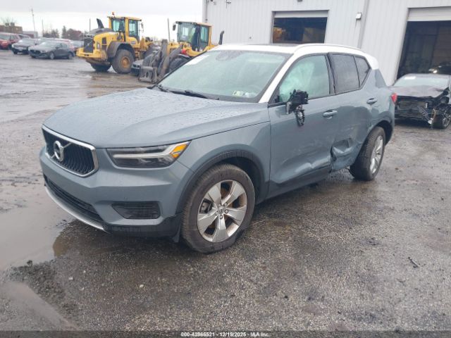 Volvo XC40 Momentum Image 4