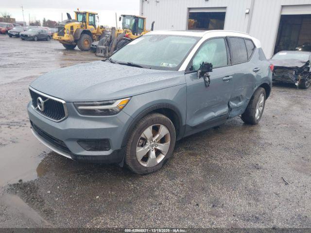 Volvo XC40 Momentum Image 4