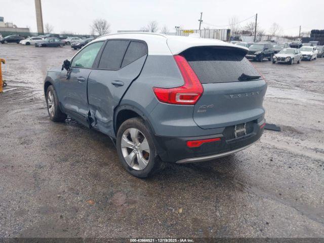 Volvo XC40 Momentum Image 5