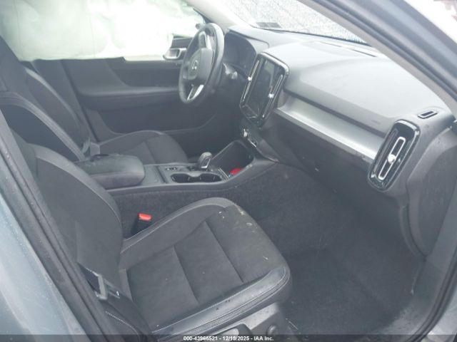 Volvo XC40 Momentum Image 3