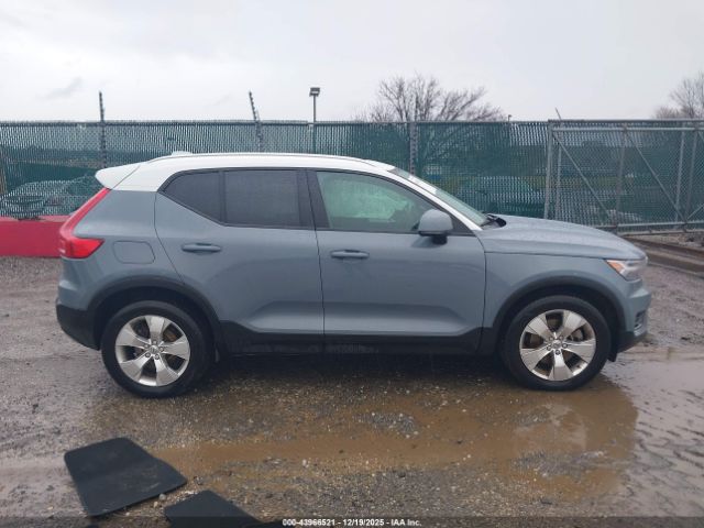 Volvo XC40 Momentum Image 11