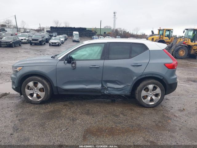 Volvo XC40 Momentum Image 13