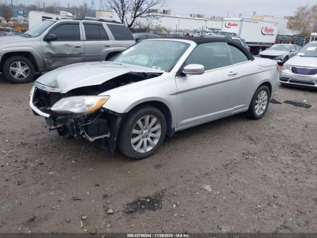 Chrysler 200 Touring Image 2