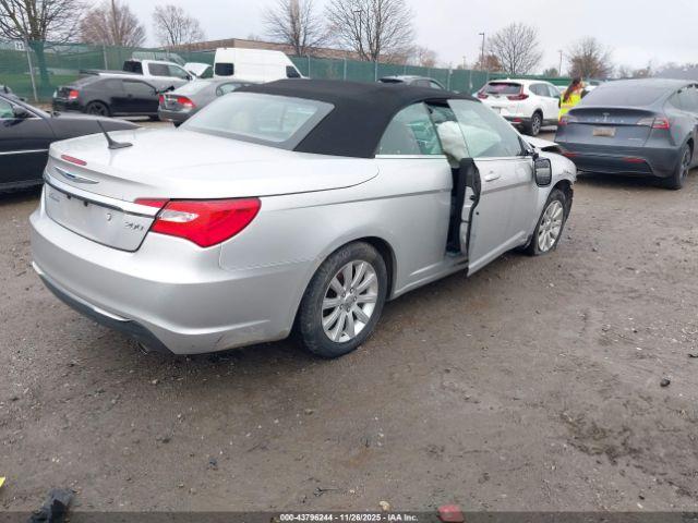 Chrysler 200 Touring Image 3