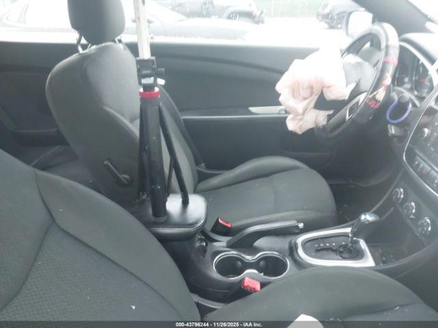 Chrysler 200 Touring Image 6