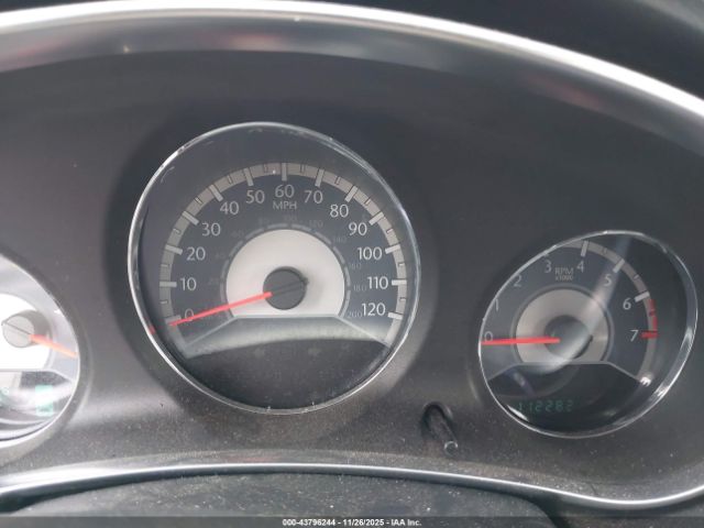 Chrysler 200 Touring Image 9