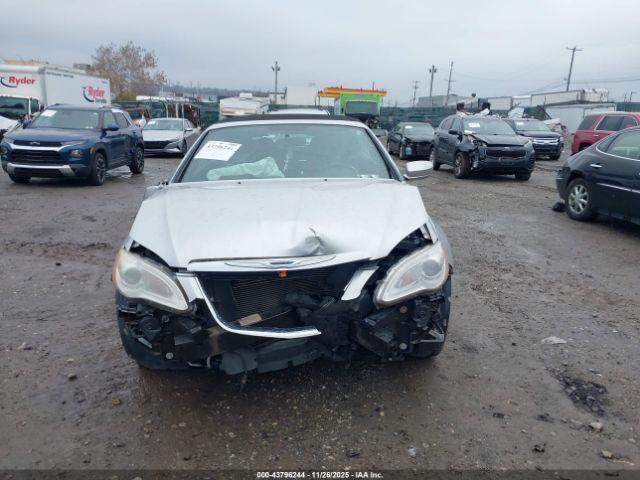 Chrysler 200 Touring Image 7