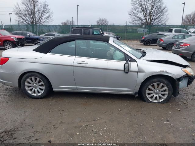 Chrysler 200 Touring Image 16