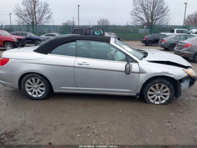 Chrysler 200 Touring Image 16