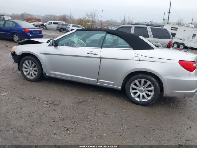 Chrysler 200 Touring Image 11